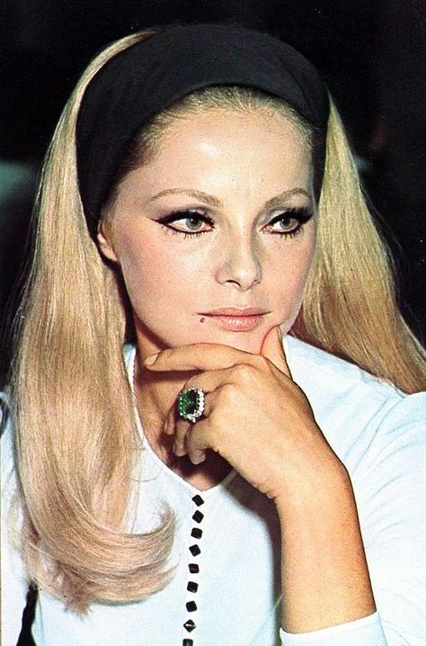 60s Bun, Moda Disco, 60’s Makeup, Paris Shoot, Klasik Hollywood, Virna Lisi, 60s Makeup, Italian Hair, 1960s Hair