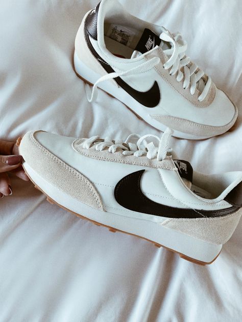 15 Pairs of Everyday Sneakers that Won’t Break the Bank Casual White Sneakers, Everyday Sneakers, Andee Layne, Best White Sneakers, Nike Shoes Women Fashion, Sneakers Trendy, Sneaker Outfits Women, Outfits Jeans, Cute Sneakers