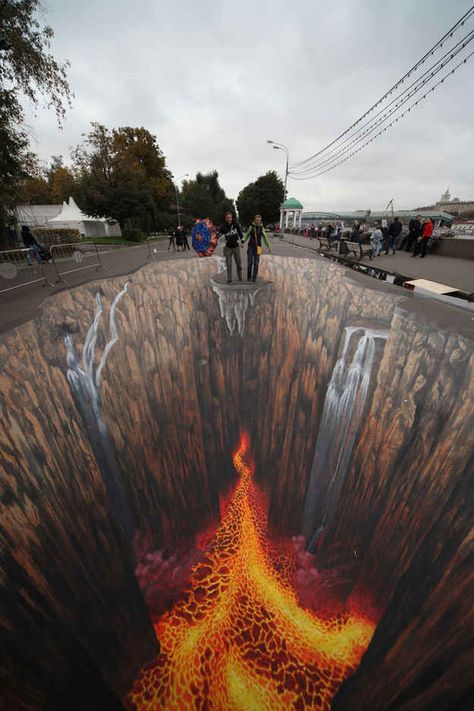 33 Brain-Melting Works Of 3-D Sidewalk Chalk Art - BuzzFeed Mobile 3d Sidewalk Art, Illusion Kunst, Street Art Illusions, Pavement Art, 3d Chalk Art, Sidewalk Chalk Art, Sidewalk Art, Street Painting, Charcoal Drawings