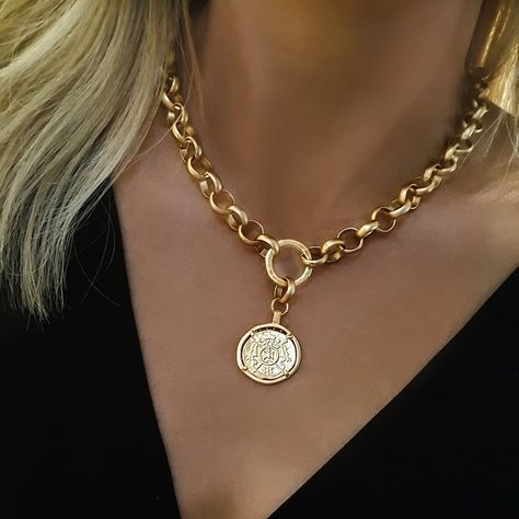 Gold Coin Choker, Gold Coin Jewelry, Jewelry Necklace Simple, Chunky Gold Necklaces, Large Pendant Necklace, Gold Coin Necklace, Trending Necklaces, Gold Pendant Jewelry, Coin Pendant Necklace