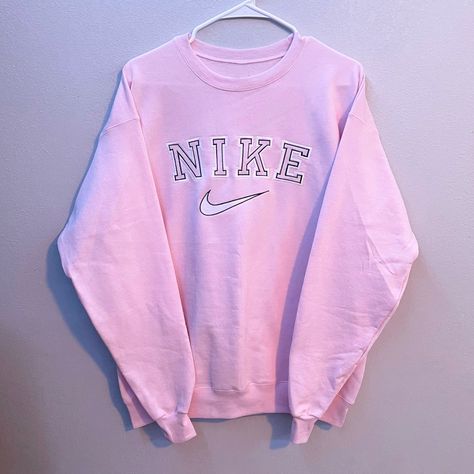 Cute Nike Outfits For Women, Nike Crewneck Sweatshirt Outfit, Vintage Nike Outfits, Nike Outfits For Women, Pink Nike Sweatshirt, Nike Crewneck Sweatshirt, Vintage Nike Sweatshirt, Black Leggings Outfit, Cute Nike Outfits