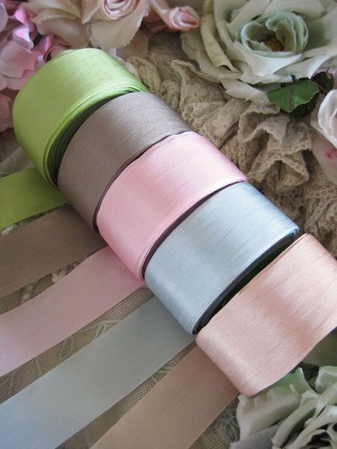 . Artistic Elements, Pretty Ribbon, Sewing Crafts Tutorials, Gift Ribbon, Sewing Fabrics, Ribbon Art, Making Hair Bows, Velvet Lace, Sewing Items