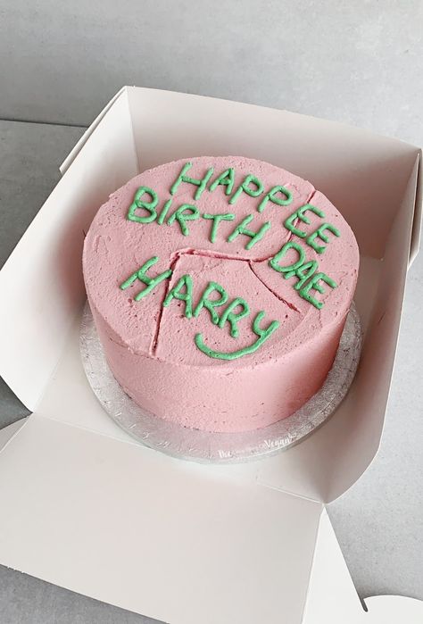 Harry Potter chocolate cake recipe | The Little Blog Of Vegan Pastel Harry Potter, Tort Harry Potter, Harry Potter Chocolate, Gateau Harry Potter, Harry Potter Birthday Cake, Coffee Buttercream, Harry Potter Food, Harry Potter Cake, Simple Birthday Cake