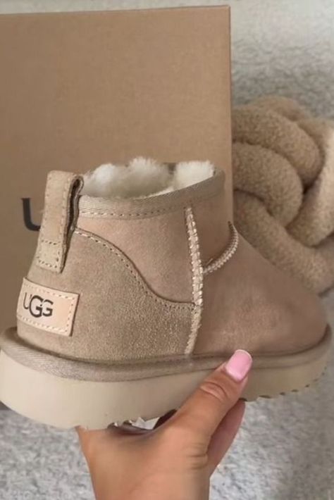 Preppy Winter Shoes, Vanilla Girl Shoes, Mini Uggs Boots Outfit, Mini Uggs Boots, Ugg Boots Aesthetic, Winter Boots Aesthetic, Uggs Mini Boots Outfit, Winter Shoes 2022, Winter Boots 2022