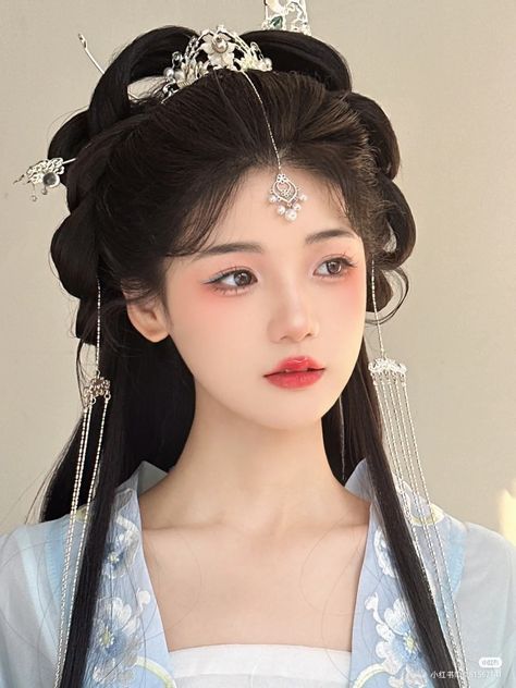 Historical Chinese Hairstyles, Ancient China Hairstyles, Ancient Chinese Makeup, Chinese Hairstyle Traditional, Lore Building, Hanfu Makeup, Chinese Traditional Hairstyles, Traditional Chinese Hairstyle, Traditional Hairstyles