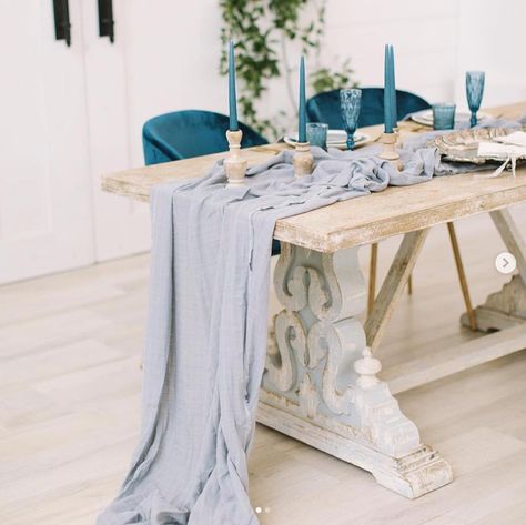 Furniture Turquoise, Wedding Color Schemes Winter, Modern Barn Wedding, Wedding Head Table, Winter Wedding Color Palette, Outdoor Winter Wedding, Chic Candles, Head Table Wedding, Moodboard Inspiration