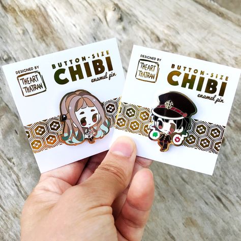 Anime Pins Enamel, Anime Enamel Pins, Pins Anime, Pin Anime, Anime Pins, Toilet Bound Hanako Kun, Chibi Style, Anime Jewelry, Artist Alley