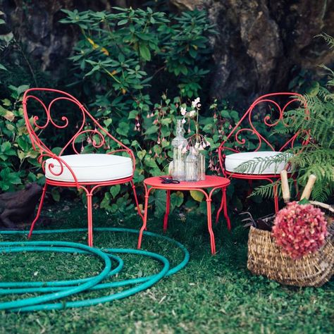 Perfect "Pink Praline" shown here on Fermob 1900 Cabriolet Armchair - Off White Cushions | Garden Furniture | Jardin NZ Explore the options including all 24 colours online or visit our Auckland Showroom #fermobnz #jardinnz #outdoorfurniturenz Garden Chairs Outdoor, Bistro Chairs Outdoor, Metal Bistro Chairs, Round Folding Table, Chairs Outdoor, Low Chair, Sofa Lounge, Low Table, Outdoor Armchair