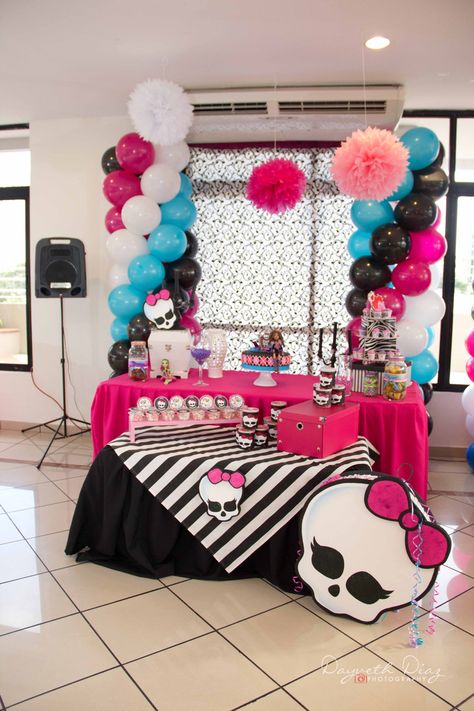 mesa principal Monster high Monster High Decorations, Monster High Birthday Party, Monster H, 7th Birthday Party Ideas, Giraffe Birthday, Monster High Party, Moster High, Bday Party Theme, Monster High Art