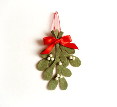 Cute Decoration Christmas Mistletoe, Felt Crafts Christmas, Trending Items, Felt Christmas Decorations, Felt Decorations, Felt Christmas Ornaments, Christmas Makes, Christmas Tree Themes, Felt Christmas