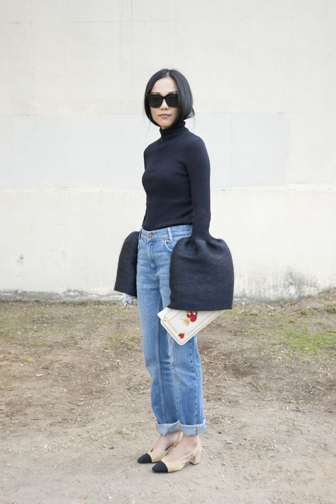 PARIS, FRANCE - OCTOBER 4: Fashion Blogger Yoyo wears a Celine top and sunglasses and Chanel shoes on day 6 during Paris Fashion Week Spring/Summer 2016/17 on October 4, 2015 in Paris, France. (Photo by Kirstin Sinclair/Getty Images) Pumps Outfit, Chanel Pumps, Chanel Slingback, Shoes Outfit, Street Style Trends, Cute Winter Outfits, Slingbacks, Street Style Chic, Fashion Editor