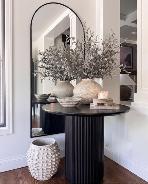 Foyer Ideas Entryway, Round Table Decor, Home Decor Pieces, Console Table Decorating, Home Entrance Decor, Entrance Decor, My Posts, Decoration Inspiration, Decor Pieces