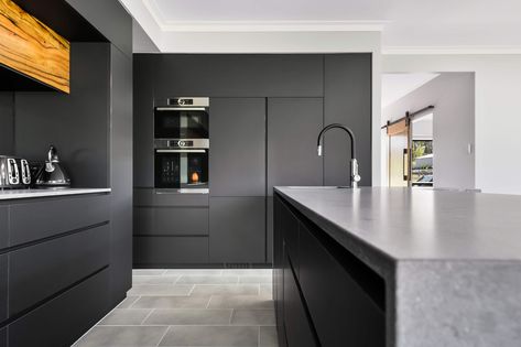 8 Kitchen Benchtop Colours Designers Pair With Black Cabinets | Caesarstone Australia Black Benchtop, Black And Grey Kitchen, Luxurious Kitchen Design, Caesarstone Kitchen, Benchtop Colours, Modern Black Kitchen, Timber Kitchen, Kitchen Benchtops, Mill Hill