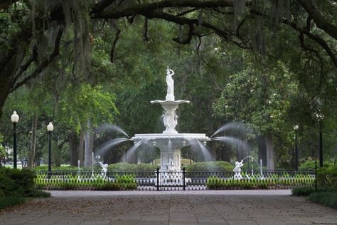 Savannah, GA - Forsyth Park. Pretty and quaint. I enjoyed this place a lot. Summer Hygge Ideas, Savanna Georgia, Park Fountain, Savannah Historic District, Historic Savannah, Babymoon Destinations, Visit Savannah, Forsyth Park, Tybee Island