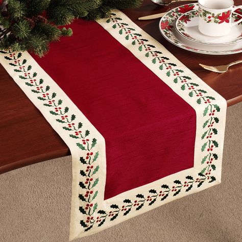 Holly Table Runner, Christmas Table Runner Pattern, Christmas Table Toppers, Table Runner Diy, Holiday Table Runner, Quilted Table Runners Patterns, Christmas Runner, Burlap Table Runners, Table Runner Pattern