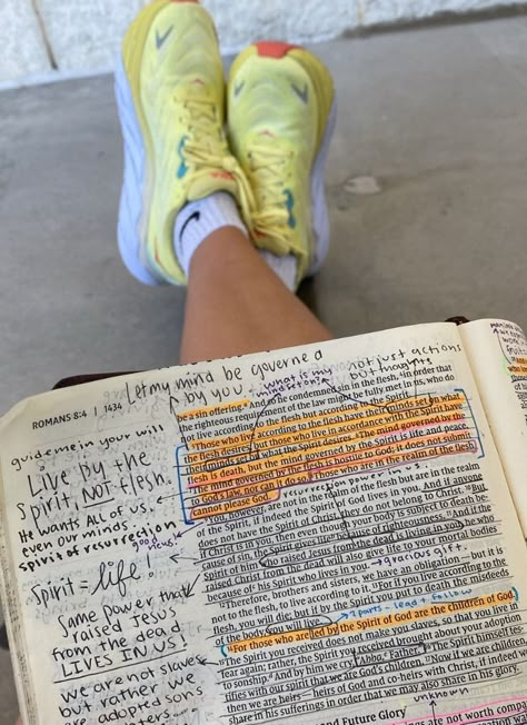 Bible Girl Aesthetic, Reading Scriptures Aesthetic, Christian Vsco Aesthetic, Gospel Study Aesthetic, Chruch Girl Asthetic, Church Girl Aesthetic, Christan Girl Asthetic, Inspire Bible Journaling, Bible Time