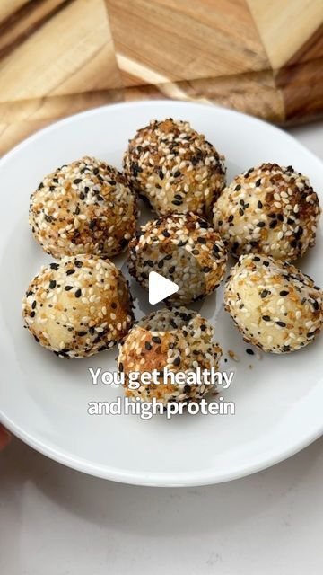 2.9M views · 77K likes | iRick Wiggins on Instagram: "Say “YUM” if you would eat these everything bagel bites 🥯😋🙌

How to make it:

Mix 1 cup almond flour, 1/2 cup Greek yogurt & 1/2 tsp baking powder. Knead for a couple minutes. 

Roll into 1 tbsp sized balls, spray with oil & coat with everything bagel seasoning. Air fry @ 350F for 10-12 mins. Serve with cream cheese and enjoy 👌

Pro tip: If the dough isn’t firm, keep adding almond flour until it is, sometimes I end up adding an extra 1/4 cup to get the right texture." Mini Bagel Bites, Everything Bagel Bites, Greek Yogurt Bites, Sweets For Diabetics, Low Carb Bagels, Everything Bagel Seasoning, Mini Bagels, Keto Bagels, Bagel Bites