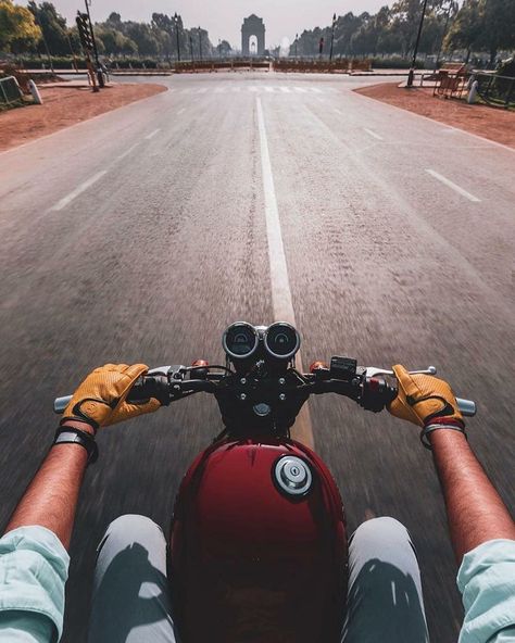 Moto Wallpaper, Yellow Motorcycle, Meteor 350, Crazy Dreams, Moto Wallpapers, Yamaha Rx100, Motorcycle Adventure, Biker Photography, Motos Harley