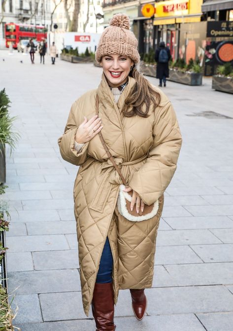 Kelly Brook was seen in London wearing a Beige Oversized Quilted Coat from Arket ($255). To shop this look or buy this outfit on a budget, click the theninesfashion.com link. #KellyBrook #London #Arket Quilted Coat Outfit, Kelly Brook, Coat Outfit, Quilted Coat, Coat Outfits, The Nines, In London, Winter Jackets, Stuff To Buy