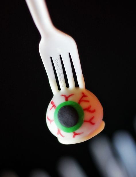 Eyeballs on a Fork Red Velvet Cake Pops Eyeball Cake Pops, Eyeball Cake, Red Velvet Cake Pops, Easy Halloween Party Food, Cake Pop Tutorial, Blackberry Cake, Halloween Cake Pops, Velvet Cake Recipes, Easy Halloween Party