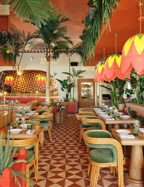 Une jungle tropicale au pied de La Majorvous êtes bien chez Andia Marseilledernier ndu MOMA Group imaginpar Alexis Mabille. Cute Restaurant Interior, Dominican Restaurant Design, Havana Interior Design, Trendy Mexican Restaurant, Brazil Interior Design, Caribbean Restaurant Design, Restaurant Interior Design Mexican, Mexican Restaurant Design Interiors, Tropical Cafe Design