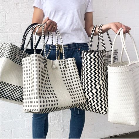 Women In Their 20s, Best Gifts For Women, Recycled Plastic Bags, Basket Weaving Patterns, Thoughtful Gift Ideas, Plastic Shop, Your Trash, Shopping Totes, Upcycling Ideas