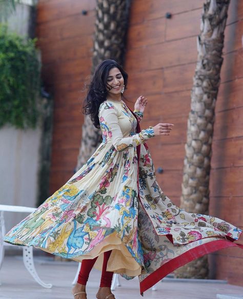 Kalamkari Gown Kalamkari Anarkali, Beige Anarkali, Kalamkari Dress, Long Frocks For Women, Dresses Anarkali, Indian Dresses Anarkali, Kalamkari Dupatta, Dress Anarkali, Anarkali Designs