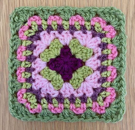 Traditional Granny Square Blanket, Granny Square Crochet Pattern Granny Square Crochet Pattern Diagram, Traditional Granny Square Pattern, Simple Granny Square Crochet Pattern, Granny Square Colors, Simple Granny Square Crochet, Granny Square Variations, Sunburst Crochet, Crochet Swirl