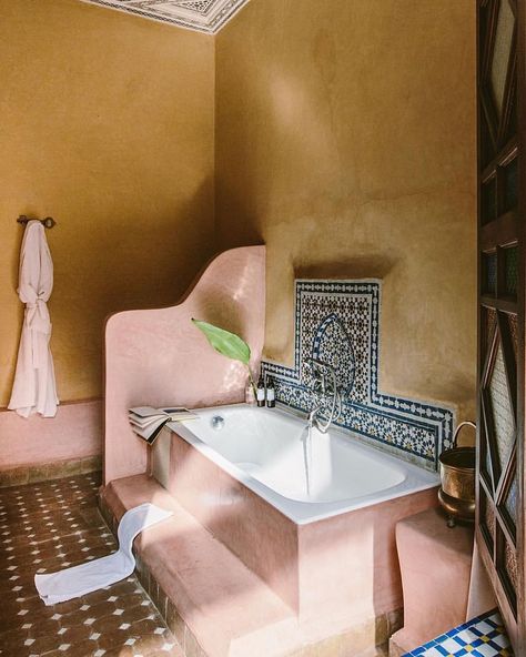 The Shine Magazine on Instagram: “@carlaypage” Moroccan Bathroom, Casa Cook, Moroccan Interiors, Superior Room, Josie Maran, Casas The Sims 4, Moroccan Design, Moroccan Decor, Interior Photography