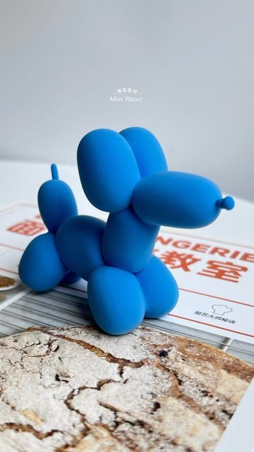 110K Likes, 23 Comments - 薄荷星球MintPlanet (@mintplanetdessert) on Instagram: "Handwork balloon dog 🔵🔵🔵#mintplanetdessert #handmade clay #clay #diy #cours #Handwork" Plastelin Ideas, Easy Clay Sculptures, Diy Air Dry Clay, Sculpture Art Clay, Clay Clay, Blue Clay, Clay Diy Projects, Clay Crafts Air Dry, Cute Polymer Clay