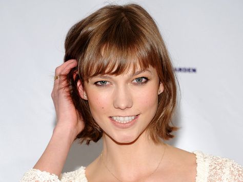 The It cut of the moment: The Chop, a.k.a. the Karlie, named for Karlie Kloss, the model who sports it. So what do you think? Would you wear it? Karlie Kloss Short Hair, Karlie Kloss Haircut, Karlie Kloss Hair, Chopped Haircut, Lily Donaldson, Toni Garrn, Natalia Vodianova, Hair Styles 2017, Diane Kruger