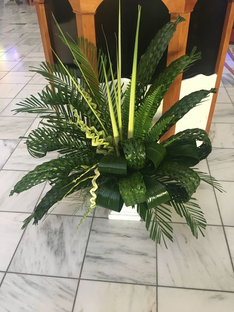 Palm Leaf Floral Arrangement, Foliage Arrangements Leaves, Minggu Palma, Palm Arrangements, Lent Decorations For Church, Palm Sunday Decorations, Foliage Arrangements, Palm Frond Art, Church Christmas Decorations