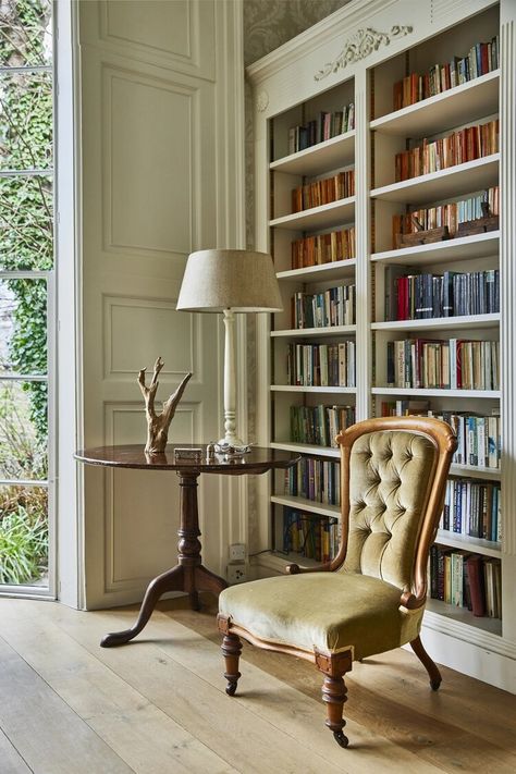 An Elegant 18th-Century House With Its Own Ballroom 5 Georgian Decor, Bridgerton House, 18th Century Home, Georgian Farmhouse, Georgian Houses, Flat Renovation, British Houses, 18th Century House, Style Shelves