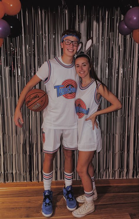 Lola Bunny Costume Couple, Lola Bunny And Bugs Bunny Costume, Bugs Bunny And Lola Costume, Bugs Bunny Halloween Costume, Bugs And Lola Costume, Costumes Ideas For Couples, Halloween Costumes Ideas For Couples, Lola And Bugs Bunny, Matching Halloween Costumes For Couples