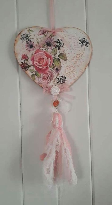 Valentine Decoupage Ideas, Decoupage Hearts, Wooden Hearts Crafts, Vintage Valentine Crafts, Valentines Door Hanger, Decoupage Wood, Boho Crafts Diy, Diy Valentines Decorations, Decoupage Diy