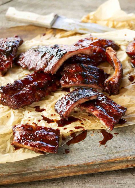 Sticky Pork Ribs Recipe | Leite's Culinaria Pork Bbq Recipes, Spicy Ribs, Sweet And Spicy Pork, Sticky Pork Ribs, Sticky Ribs, Asian Marinade, Pork Ribs Recipe, Bbq Recipes Ribs, Sticky Pork