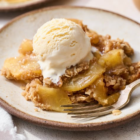 Easy Apple Crisp Recipe - Handle the Heat Caramel Cream Cake, Apple Crisp Recipe With Oats, Easy Apple Dessert Recipes, Quick Apple Crisp, Perfect Scones Recipe, Recipe With Oats, Apple Pear Crisp, Apple Crisp Dessert, Sweet Appetizers