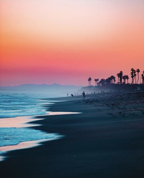 Huntington Beach in California at sunset. Take me there. Image Nature, Surfers Paradise, Destination Voyage, Beautiful Hotels, Cool Pictures Of Nature, Huntington Beach, Travel Lover, Beach Walk, Beautiful Places To Travel