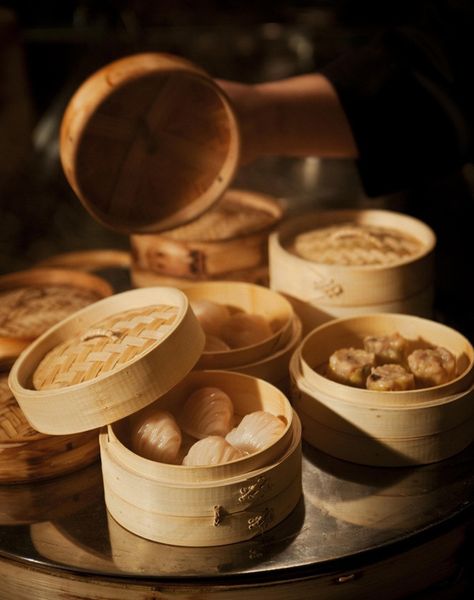 Dumplings Photography, Asian Food Photography, Sichuan Food, Chinese Artwork, Chinese Dessert, Steamed Buns, Cooking Basics, Chinese Restaurant, Food Culture