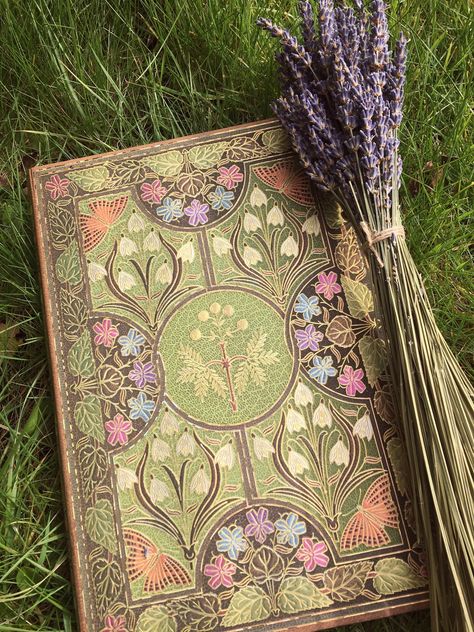 Fairy Core Aesthetic, Witchy Cottagecore, Witch Core, Fairy Aesthetic, Vintage Book Covers, Cottage Core Aesthetic, Arte Inspo, Witch Aesthetic, + Core + Aesthetic