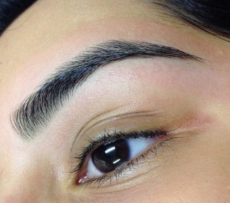 Eyebrow trends have taken over social media. Beauty influencers constantly upload videos of brow shaping techniques, making us question which one is the best. With the threading technique gaining m… Zendaya Eyebrows, Eyebrows Goals, Eyebrow Trends, Perfect Eyebrow Shape, Plucking Eyebrows, Filling In Eyebrows, Beautiful Eyebrows, How To Grow Eyebrows, How To Draw Eyebrows