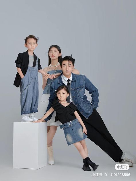 Family Photo Concept, Korean Family Photoshoot, Group Posing, Family Potrait, Family Photo Studio, Family Portrait Poses, Family Photoshoot Outfits, Grad Photoshoot, Family Shoot