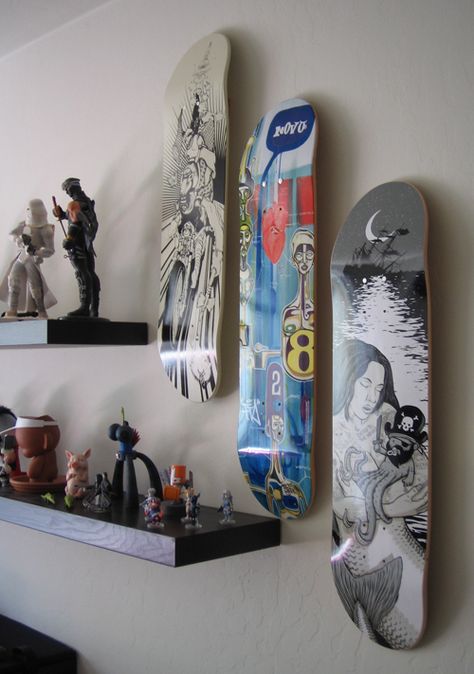 wall mounted skateboard...for him :P Skateboards On Wall, Skateboard On Wall, Mounted Skateboard, Skateboard Wall Decor, Skateboard Shelf, Skateboard Bedroom, Wall Skateboard, Skateboard Shelves, Skateboard Room