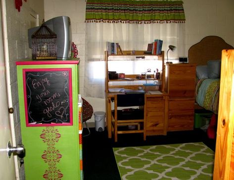 Dorm Room Decor 101: How to make your dorm room yours College Dorm Room Hacks, Moving To College, College Dorm Room Inspiration, Diy Dorm Decor, Dorm Inspiration, Dorm Room Hacks, Dorm Room Diy, Residence Hall, Girls Dorm Room