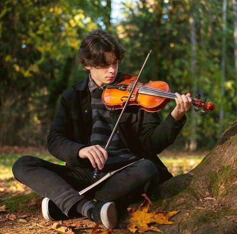 Violinist Drawing Reference, Holding A Violin Pose, Holding Violin Pose Reference, Violinist Pose Reference, Man Playing Violin Pose Reference, Poses With Violin, Person Holding Violin Reference, Playing Violin Pose Reference Drawing, Senior Photos With Violin