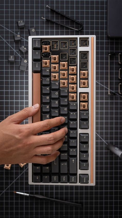 Learn how to build a custom mechanical keyboard, step by step. Keyboard Build, Diy Mechanical Keyboard, Custom Mechanical Keyboard, Computer Build, Tech Diy, Modern Home Office, Cool Technology, Computer Technology, Mechanical Keyboard