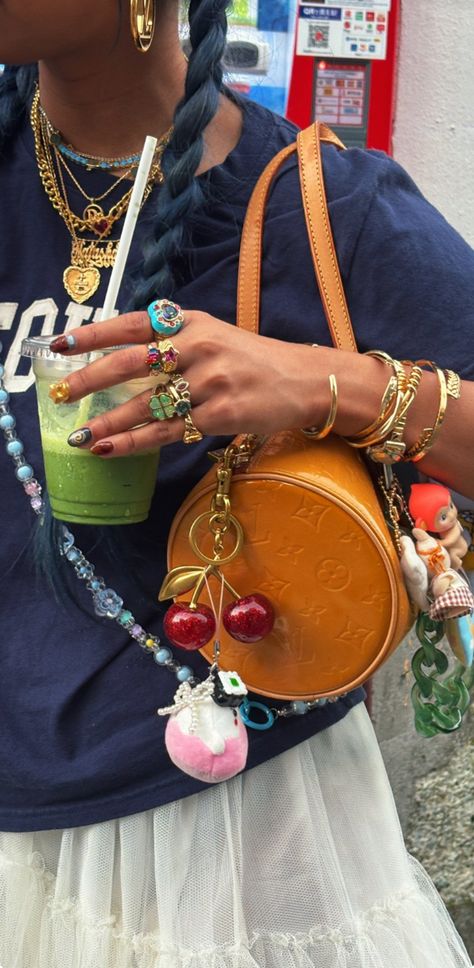 Chica Chola, Latina Outfits, Looks Party, Mia 3, Dope Jewelry, Funky Jewelry, Jewelry Lookbook, Stacked Jewelry, Mode Inspo