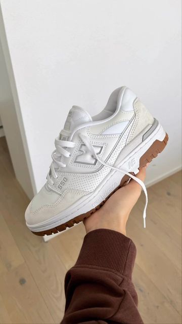 New Balance 550 White Gum, New Balance Chunky Sneakers, White Snickers Shoes, Nb 550 Outfit Girl, White Chunky Sneakers Outfit, White Tennis Shoe, Nb 550, Snicker Shoes, New Balance 550 White