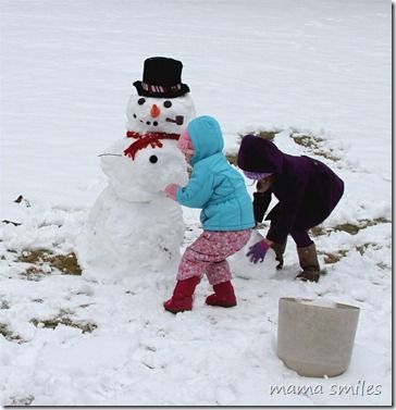 Build a snowman Snowman Real, Building Snowman, Sleds For Kids, Snow Play, Building A Snowman, Play Outdoor, Kids Building, Happiness Project, Working Women