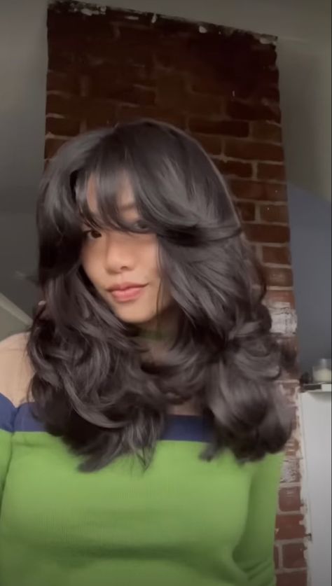 Feather Layer Haircut Short, Layered Hair Cuts For Thick Wavy Hair, Butterfly Layers Hair Medium With Bangs, Wolf Cut With Bangs Medium Hair, Voluminous Hair Cuts, 90s Lob Haircut Medium, Butterfly Layers Haircut, Volume Haircut, Butterfly Layers